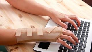 Cẩn thận mắc hội chứng ống cổ tay do sử dụng điện thoại, máy tính nhiều