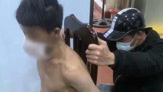 Khống chế nam thanh niên nửa đêm leo trên tầng cao ở Hà Nội lấy gạch ném xuống 