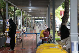 Lo ngại tình trạng nhiều người test nhanh tại nhà kết quả dương tính rồi tự đến bệnh viện khám sàng lọc