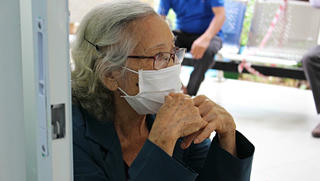 Cách giúp người cao tuổi 'miễn nhiễm' COVID-19 tại cộng đồng