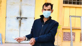 Trưa vắng, gã mới ra tù lại lẻn vào phòng ngủ chị dâu trộm đồ