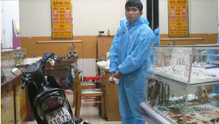 Kề dao cổ bé trai cướp vàng, bị chủ tiệm và người dân mưu trí bắt giữ