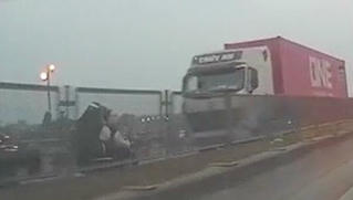 Hoảng hồn cảnh 2 cô gái phóng xe máy 'bạt mạng' ngược chiều trên cầu Thanh Trì