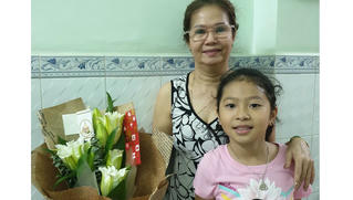 Bà hàng xóm nuôi đứa trẻ mồ côi vì COVID