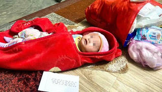 Bé 2 tháng tuổi bị bỏ rơi trước nhà người đàn ông kèm lời cầu xin