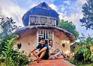 Vợ chồng trẻ bỏ phố về quê, đắp nhà bằng đất