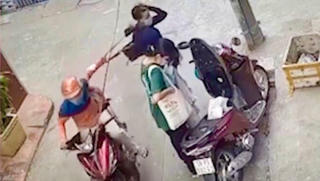 Tên cướp mặc áo shipper kéo cô gái ngã đập mặt xuống đường
