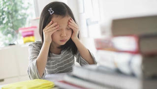 Trẻ giật mắt, đau tai khi học online là bệnh gì?