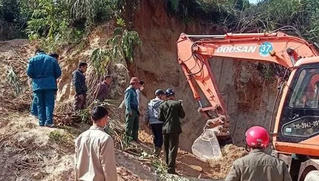 Sạt núi đất vùi 5 bé trai