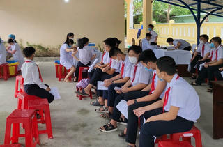 2 nam sinh Quảng Nam báo được tiêm liên tiếp 2 mũi vaccine