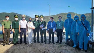 Cứu 3 thuyền viên Trung Quốc gặp nạn trên biển