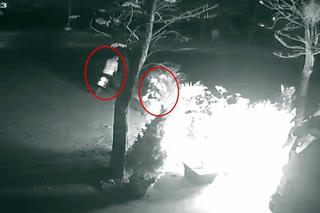 Hà Nội: Truy tìm kẻ bịt mặt ném 'bom xăng' đốt ô tô