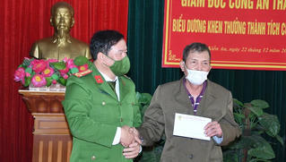 Cụ ông tập thể dục buổi sáng sảy chân rơi xuống vực sâu 10m