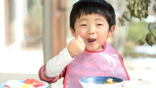 Cho trẻ nhỏ ăn thế nào để tăng miễn dịch khi COVID-19 hoành hành?