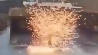 Thót tim khoảnh khắc người đàn ông bị sét đánh tóe lửa