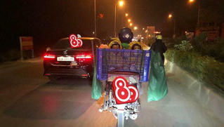 Hình ảnh ông bố shipper đưa con cùng mưu sinh ngày rét khiến nhiều người nghẹn ngào