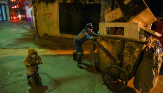 Xúc động chuyện về mẹ lao công đem con 2 tuổi đi dọn rác giữa đêm ở Hà Nội