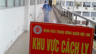 Bao nhiêu người đi cùng chuyến bay với ca nhiễm Omicron đầu tiên ở Việt Nam?