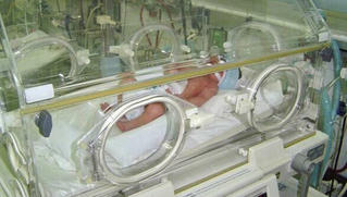 Cách chăm sóc trẻ nhỏ để không phải cấp cứu vì hạ thân nhiệt khi trời giá lạnh