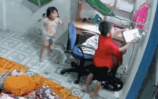 CLIP: Cướp liều lĩnh đập cửa nhà ở Đồng Nai, 2 cháu nhỏ rúm ró đưa tài sản