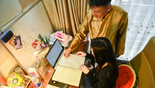 Ông bố 'điên' ở Hà Nội rèn con gái thành hoa hậu, con trai giật học bổng Mỹ