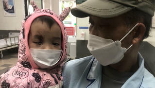 Bé gái 3 tuổi bị lợn cắn, hai bệnh viện trung ương phải hội chẩn để phẫu thuật