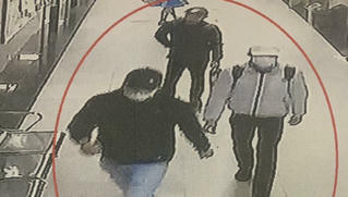 Truy tìm 3 đối tượng xịt hơi cay, cướp tài sản tại chung cư Hà Nội