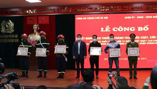 Chủ tịch Hà Nội khen thưởng 'người hùng' cứu bé gái khỏi đám cháy