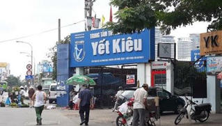 Người đàn ông dụ dỗ rồi dâm ô với nhiều bé trai tại hồ bơi