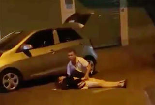 Clip: Người phụ nữ bị cướp giật túi xách, đập đầu xuống đường bất tỉnh