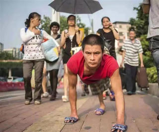 Con trai 2 tuổi bị bắt cóc, bố bò trên đường tìm suốt 7 năm