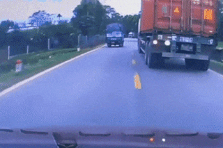 Không cho ô tô sau vượt, tài xế container nhận được 'mưa' lời khen