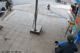 Clip cô gái bị dàn cảnh để cướp xe máy khiến dân mạng phẫn nộ
