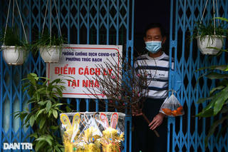 Tặng đào Tết tận nhà, thả cá chép thay cho các F0 đang cách ly ở Hà Nội