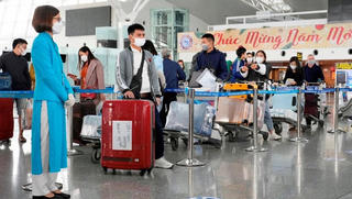 Quá đông khách sau Tết, tăng chuyến bay đêm vào TP HCM