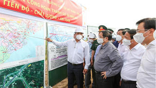 Thủ tướng thị sát công trường, 'gỡ vướng' cho 2 dự án trọng điểm tại ĐBSCL