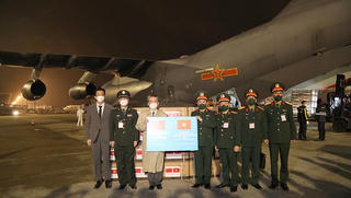 Bộ Quốc phòng Trung Quốc tặng quà ý nghĩa cho quân đội Việt Nam 