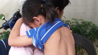 Mẹ mang bầu, con gái 11 tuổi liên tục bị cha dượng giở trò đồi bại