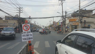 Biển báo lạ giữa ngã tư cửa ngõ TP HCM khiến nhiều tài xế cảm kích