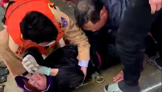 Cứu hai vợ chồng rơi xuống sông chới với giữa sóng dữ