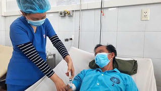 Dùng miệng hút dầu, người đàn ông bị hoại tử phổi, bỏng dạ dày