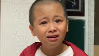 Cậu bé vừa khóc vừa khuyên bố... 'bỏ vợ' 