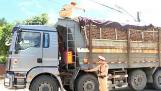 Huy động CSGT cả nước xử lý xe quá tải quá khổ