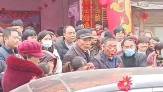 Cô dâu ngồi lì trên xe hoa, bố chú rể ôm mặt khóc rồi gọi điện khắp nơi vay tiền