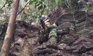 Mẹ ôm con 2 tuổi vượt biên về nước mắc kẹt trên vách núi