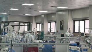 Bệnh viện điều trị người bệnh COVID-19 ở Hà Nội kín giường