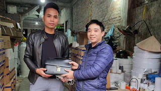 Người đàn ông nhặt được cặp da đầy tiền, cả đêm mất ngủ vì run