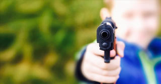 'Hoảng hồn' bé trai 6 tuổi mang súng ngắn đã lên đạn đến trường để bắn... 'zombie'