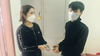 Anh nông dân trẻ đứng chờ người đánh rơi 12 triệu đồng