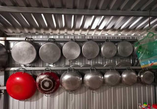 Căn bếp sạch bóng của người phụ nữ Cà Mau gây chú ý